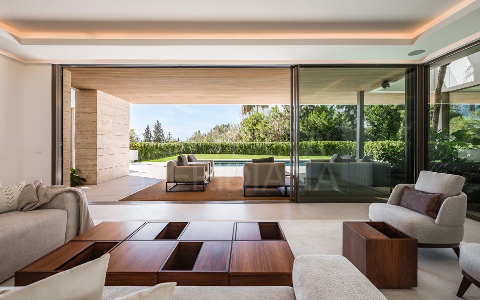 Superbe villa de coin avec commodités exclusives à vendre à El Paraiso, Estepona