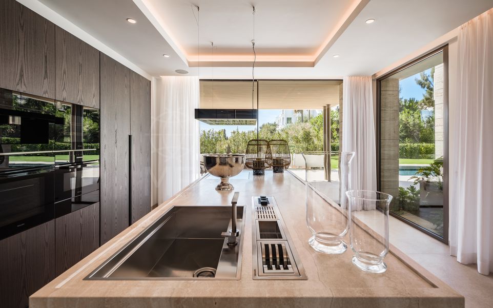 Superbe villa de coin avec commodités exclusives à vendre à El Paraiso, Estepona