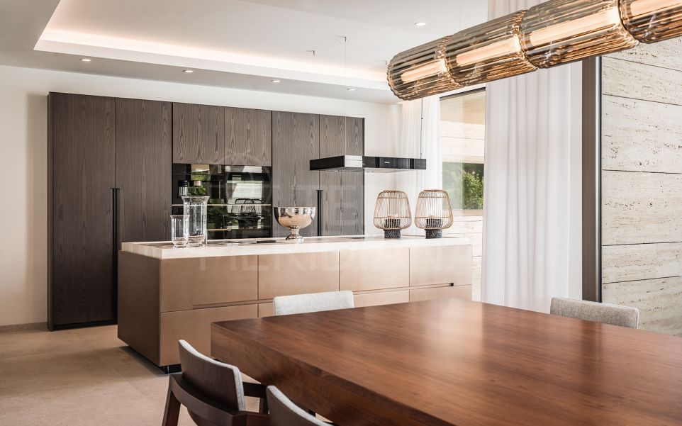 Superbe villa de coin avec commodités exclusives à vendre à El Paraiso, Estepona