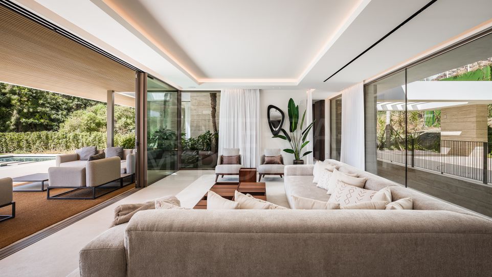 Superbe villa de coin avec commodités exclusives à vendre à El Paraiso, Estepona