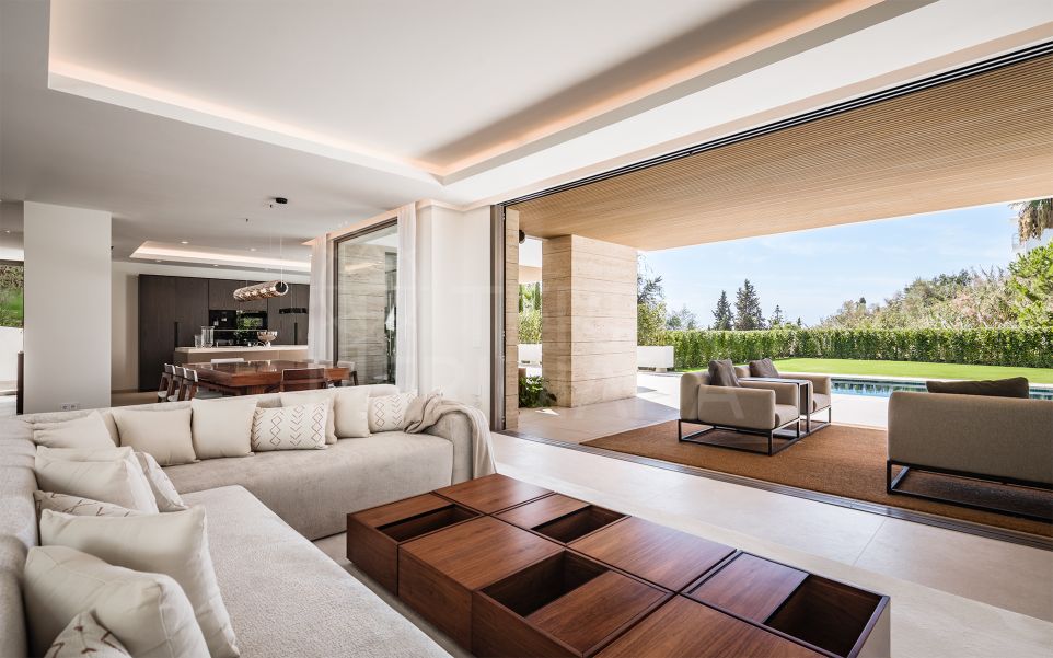 Superbe villa de coin avec commodités exclusives à vendre à El Paraiso, Estepona