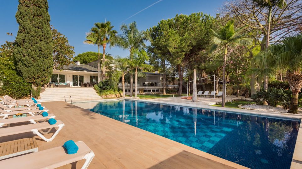 Impressionnante villa méditerranéenne avec un grand terrain à vendre à Hacienda las Chapas, Marbella Est