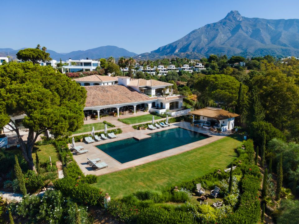 Villa de gran escala con magnífica ejecución en venta en Las Lomas del Marbella Club, Marbella Milla de Oro