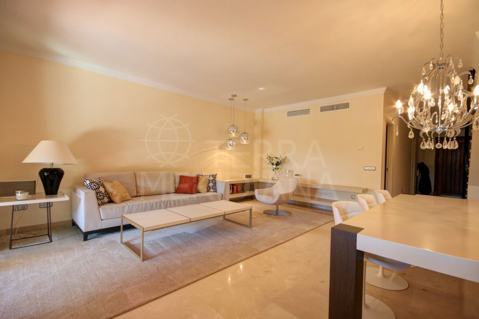 Maison de ville en front de mer à vendre dans la communauté fermée de Riviera Andaluza à Estepona.