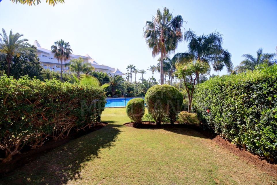 Maison de ville en front de mer à vendre dans la communauté fermée de Riviera Andaluza à Estepona.