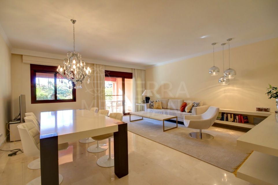 Maison de ville en front de mer à vendre dans la communauté fermée de Riviera Andaluza à Estepona.