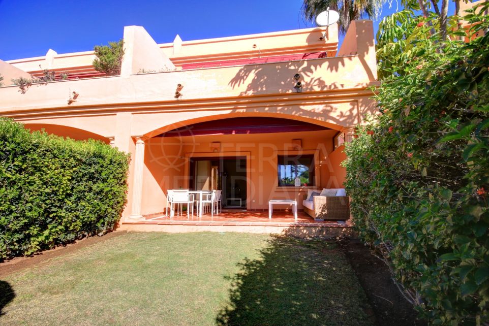 Maison de ville en front de mer à vendre dans la communauté fermée de Riviera Andaluza à Estepona.