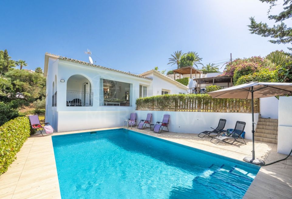 Villa tranquila y privada con apartamento independiente para invitados en venta en El Rosario, Marbella Este