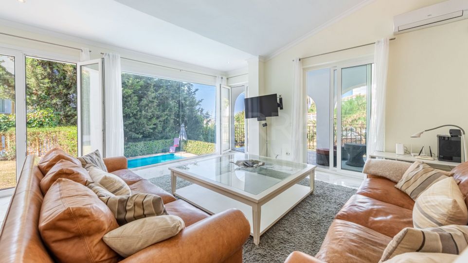 Villa tranquila y privada con apartamento independiente para invitados en venta en El Rosario, Marbella Este