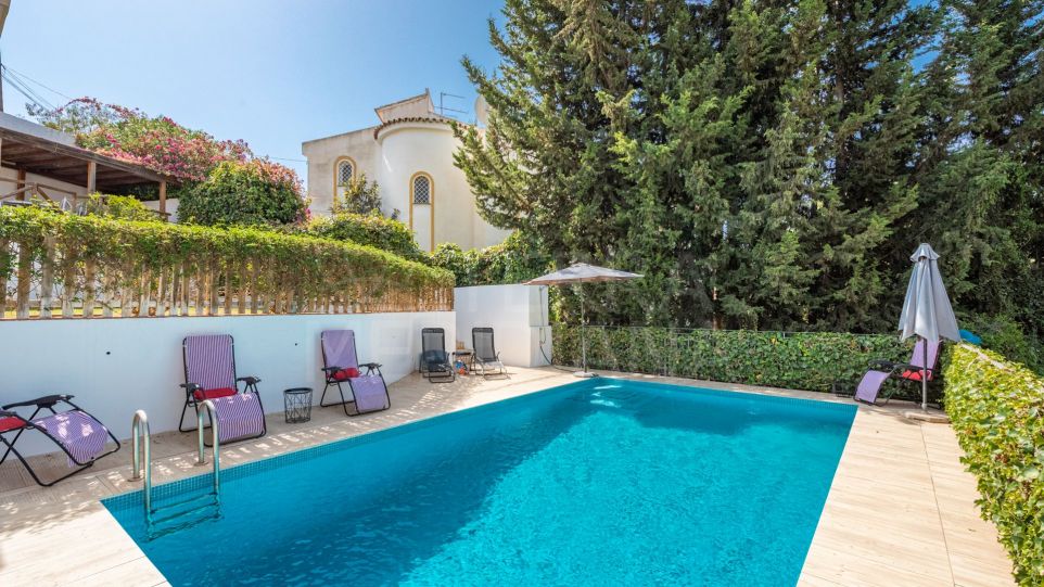 Villa tranquila y privada con apartamento independiente para invitados en venta en El Rosario, Marbella Este