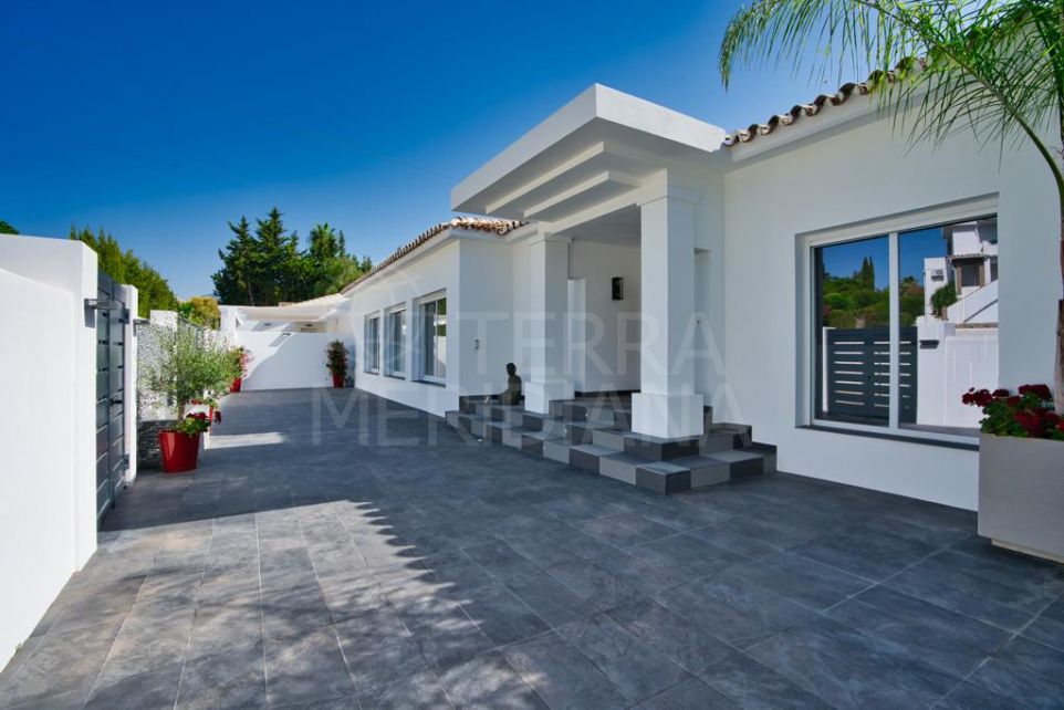 Spectaculaire villa de luxe avec maisons d'hôtes sur grand terrain à vendre à Atalaya, Estepona