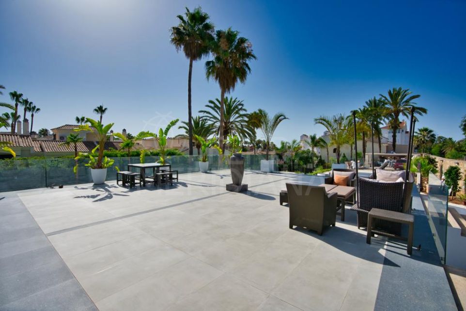 Spectaculaire villa de luxe avec maisons d'hôtes sur grand terrain à vendre à Atalaya, Estepona