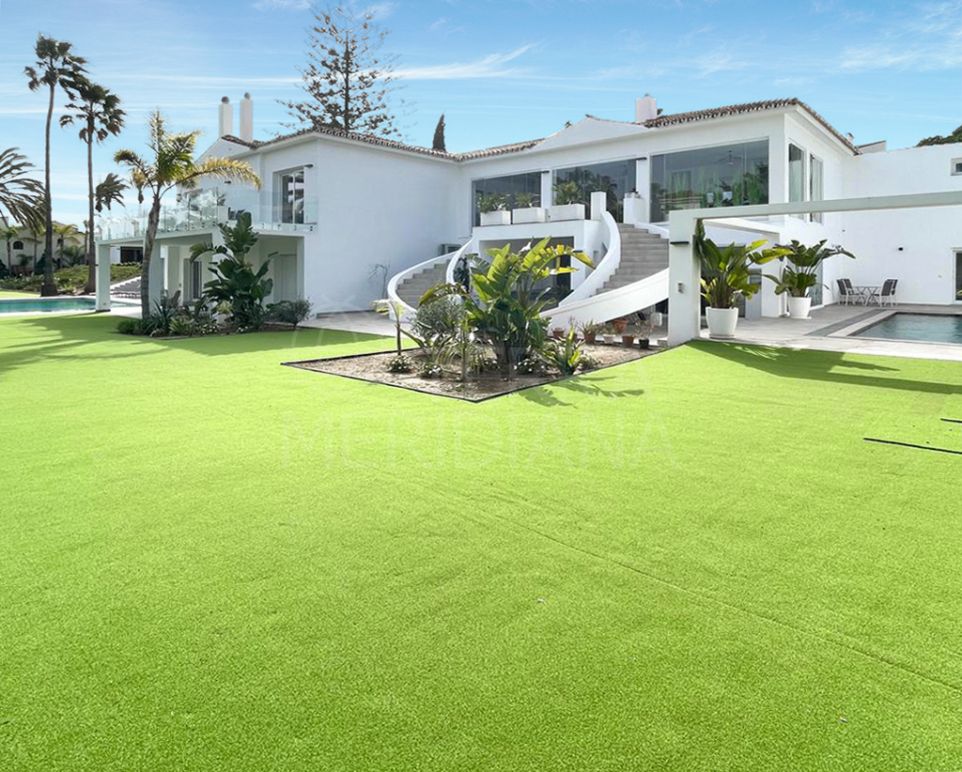 Spectaculaire villa de luxe avec maisons d'hôtes sur grand terrain à vendre à Atalaya, Estepona