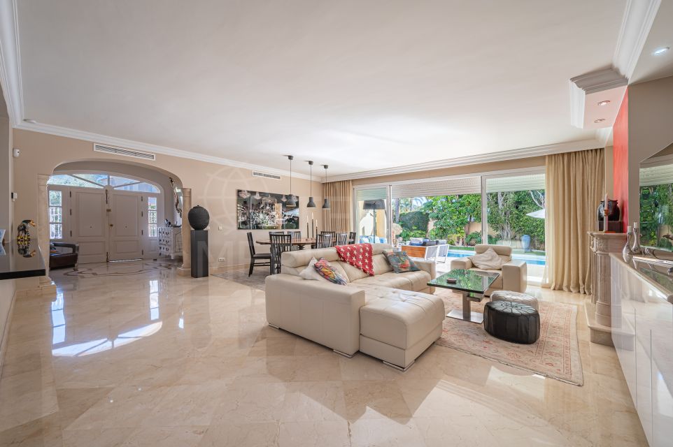 Beautiful villa for sale in an outstanding location in Casablanca, Marbella Golden Mile