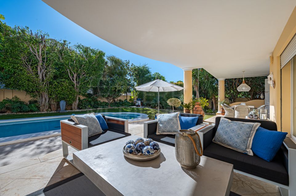 Beautiful villa for sale in an outstanding location in Casablanca, Marbella Golden Mile