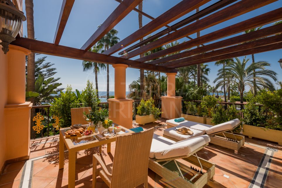 Apartamento dúplex en planta baja en la exclusiva primera línea de playa Casa Nova, Puerto Banús, Marbella
