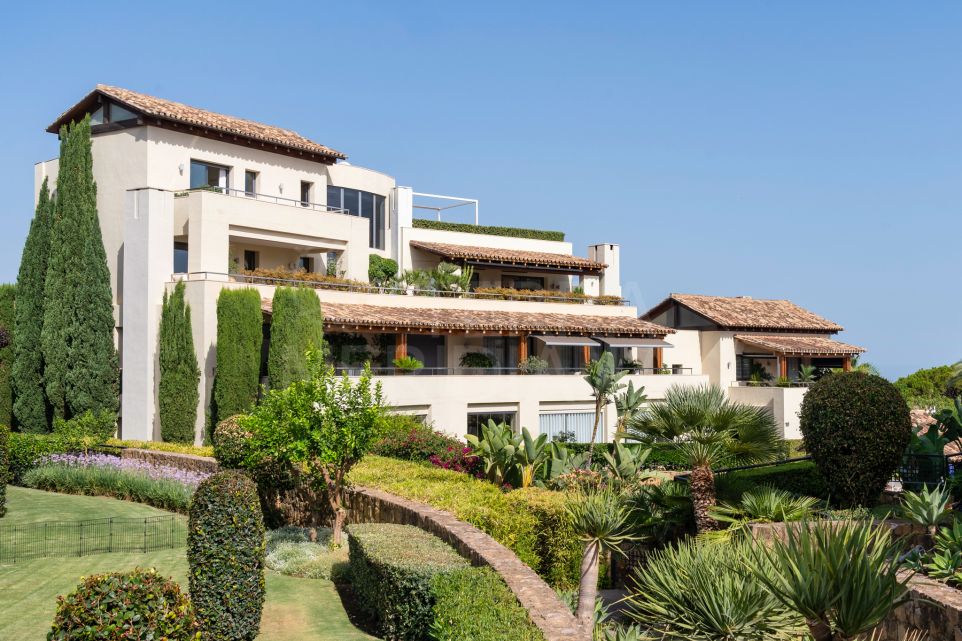 Elegante Retiro Sierra Blanca: Amplio apartamento de 3 dormitorios en venta en Imara, Marbella Milla de Oro