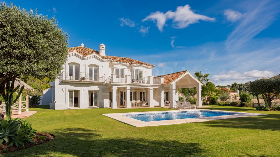 Hermosa villa de 4 dormitorios en venta con vistas al mar en Marbella Club Golf Resort, Benahavis