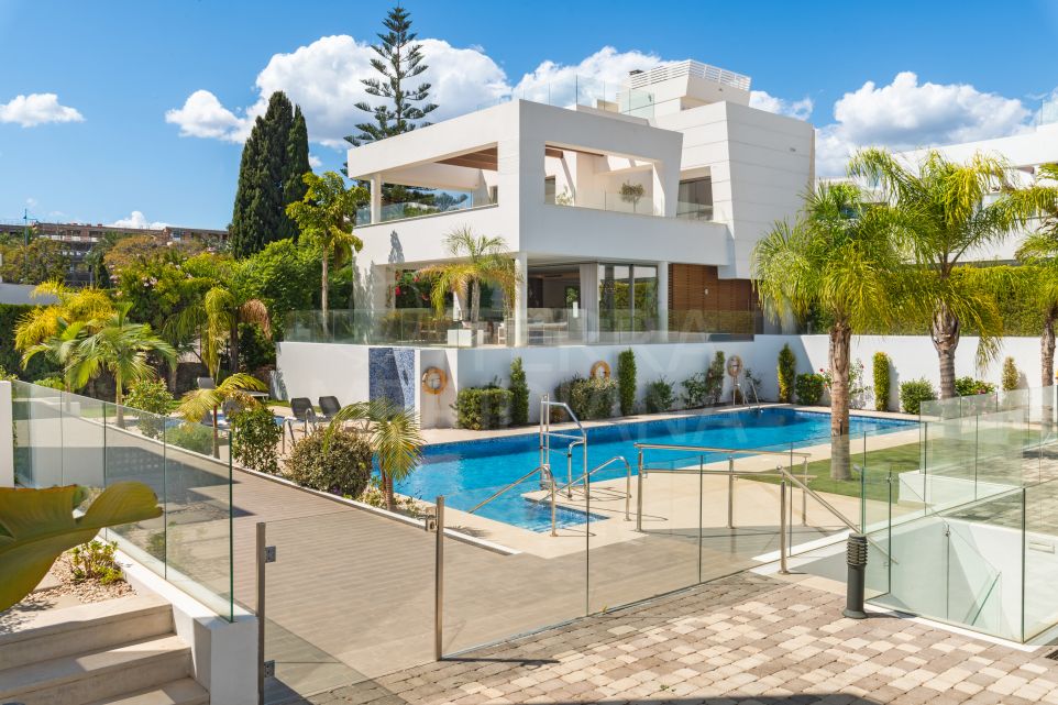Villa contemporánea Blue Pearl: un moderno refugio de lujo en venta en San Pedro de Alcántara