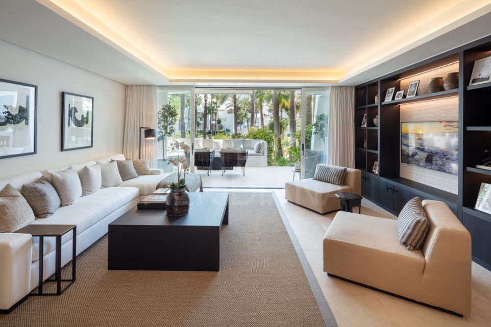 Apartamento de lujo junto a la playa con comodidades modernas en venta en Puente Romano, Milla de Oro de Marbella