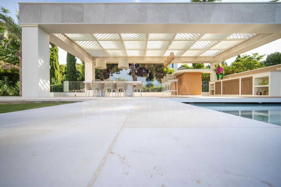 Elegante Villa que Ofrece una Sofisticación Inigualable, en Venta en Altos Reales, Milla de Oro de Marbella