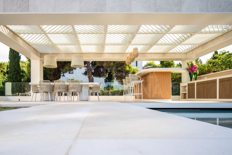 Elegante Villa que Ofrece una Sofisticación Inigualable, en Venta en Altos Reales, Milla de Oro de Marbella