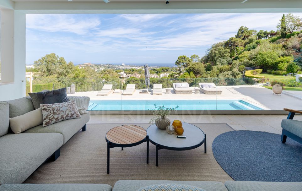 Superb Villa with Expansive Grounds and Modern Amenities for Sale in El Herrojo, Benahavis