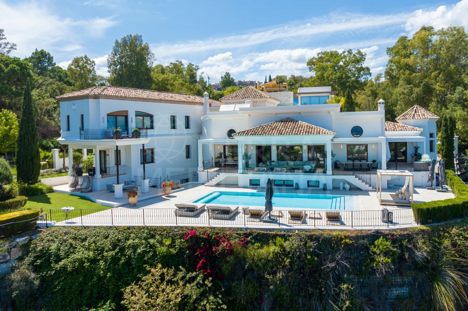 Superb Villa with Expansive Grounds and Modern Amenities for Sale in El Herrojo, Benahavis