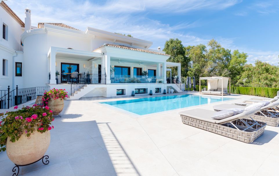 Superb Villa with Expansive Grounds and Modern Amenities for Sale in El Herrojo, Benahavis