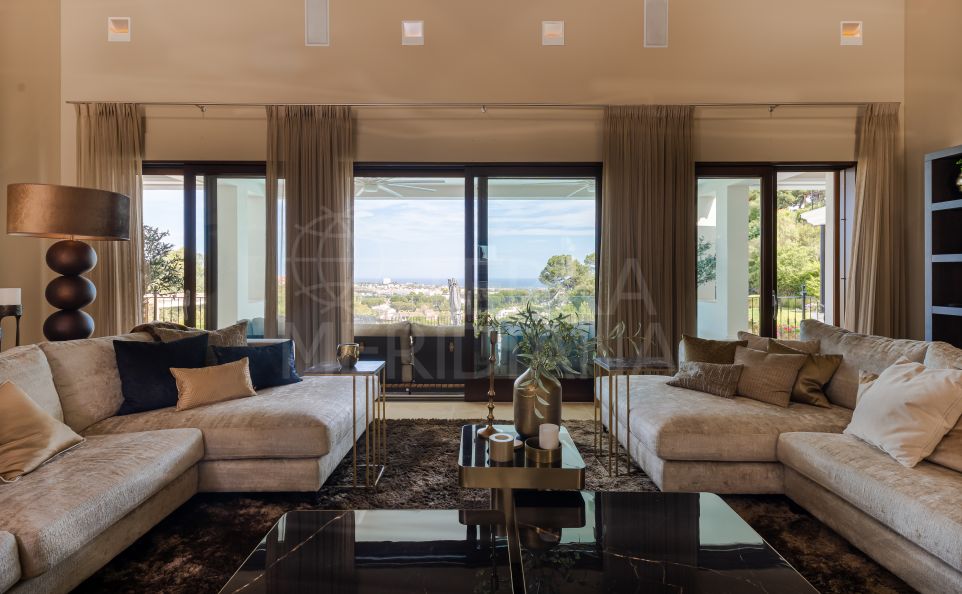 Superb Villa with Expansive Grounds and Modern Amenities for Sale in El Herrojo, Benahavis