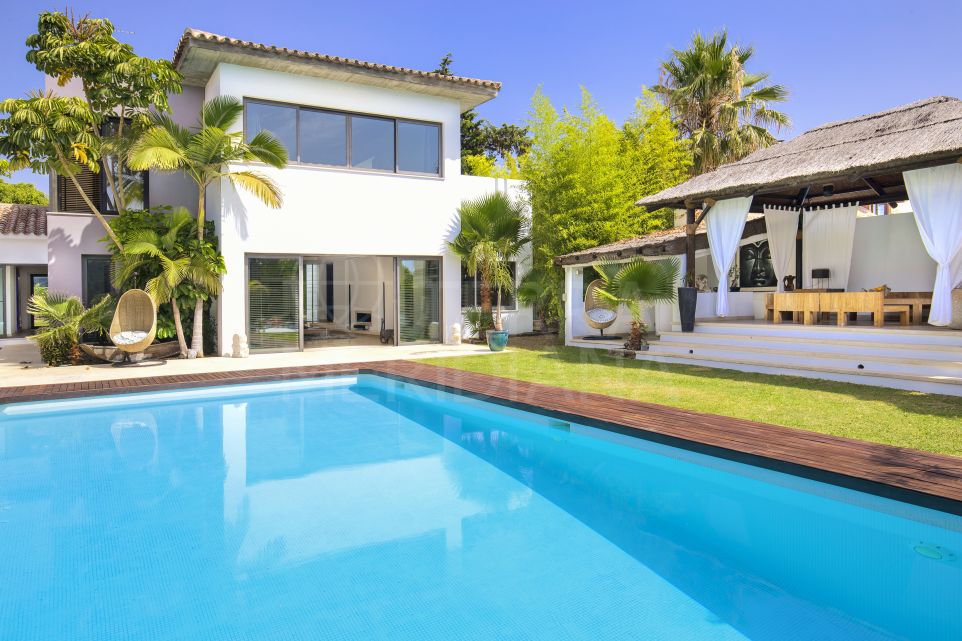 Villa rénovée de luxe dans un emplacement privilégié en bord de plage à vendre sur la Nouvelle Mille d'Or d'Estepona
