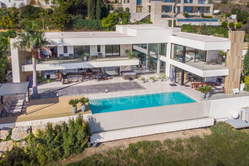 Luxurious Five-Bedroom Villa with Premium Amenities for Sale in La Alqueria, Benahavis