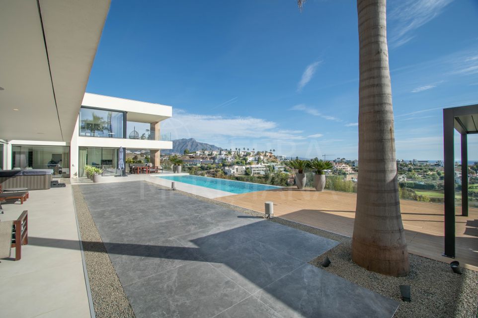 Luxurious Five-Bedroom Villa with Premium Amenities for Sale in La Alqueria, Benahavis