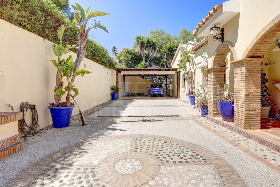 Superbe villa de 6 chambres avec vue sur la mer et le golf à vendre à Paraiso Alto, Benahavis