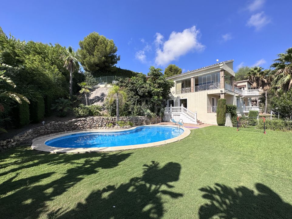 Superbe villa de 6 chambres avec vue sur la mer et le golf à vendre à Paraiso Alto, Benahavis