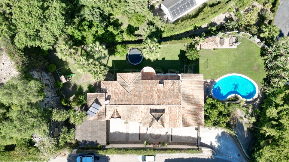 Superbe villa de 6 chambres avec vue sur la mer et le golf à vendre à Paraiso Alto, Benahavis