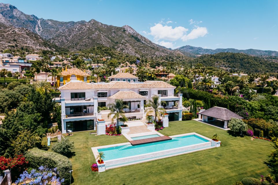 Elegancia mediterránea se encuentra con la comodidad: Villa Tocatta en venta en Sierra Blanca, Milla de Oro de Marbella