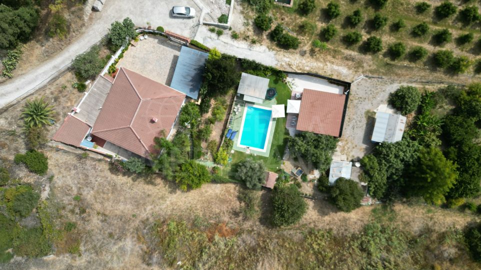 Finca avec deux maisons indépendantes sur un grand terrain à vendre près du centre d'Estepona