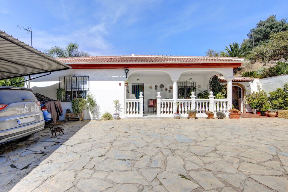 Finca avec deux maisons indépendantes sur un grand terrain à vendre près du centre d'Estepona