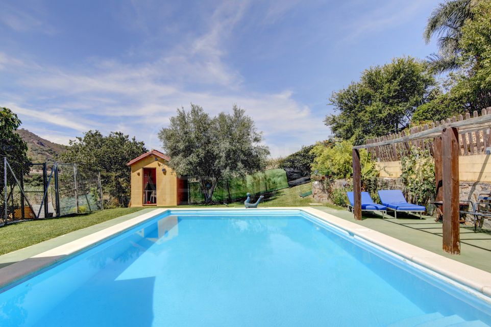 Finca avec deux maisons indépendantes sur un grand terrain à vendre près du centre d'Estepona