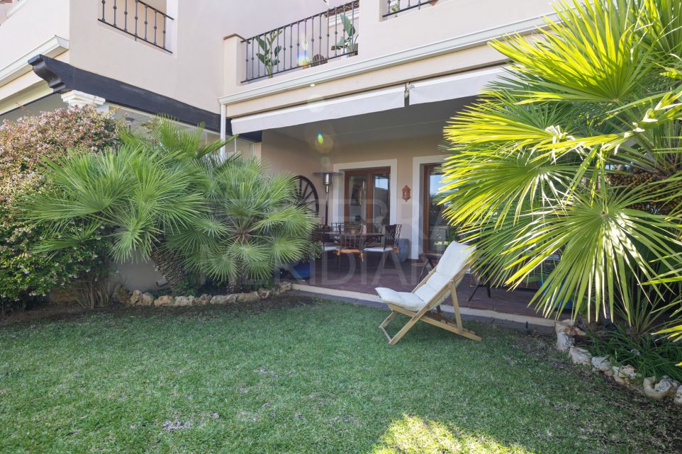Maison de ville de 4 chambres avec jardin et vue partielle sur la côte à vendre à Paraiso Hills, Estepona