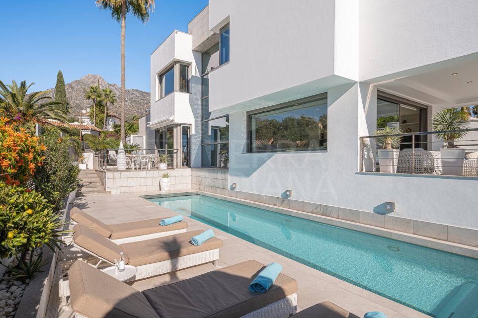 Lujosa Villa de Cuatro Dormitorios Cerca de la Playa y del Valle del Golf en Venta en Marbella Montaña, Marbella Milla de Oro