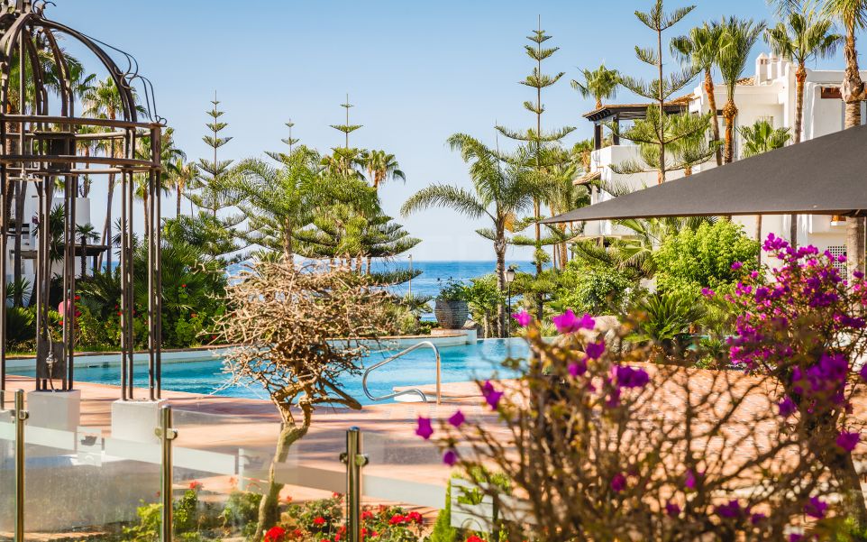 Opportunité unique sur le marché : Appartement entièrement rénové à vendre à Marina de Puente Romano, Marbella Golden Mile