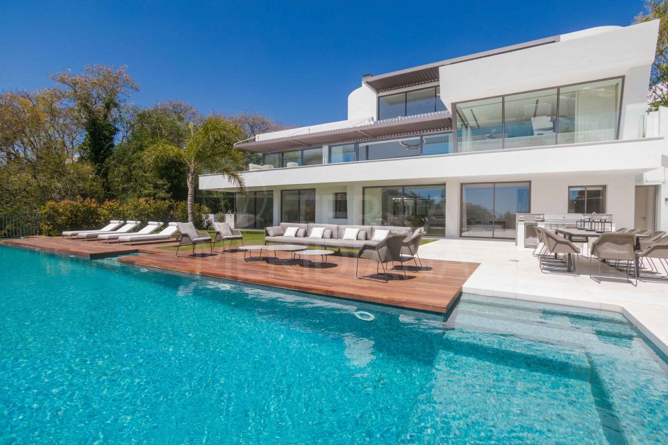 Contemporary Dream Villa with Impressive Views and Amenities for Sale in La Quinta, Benahavis