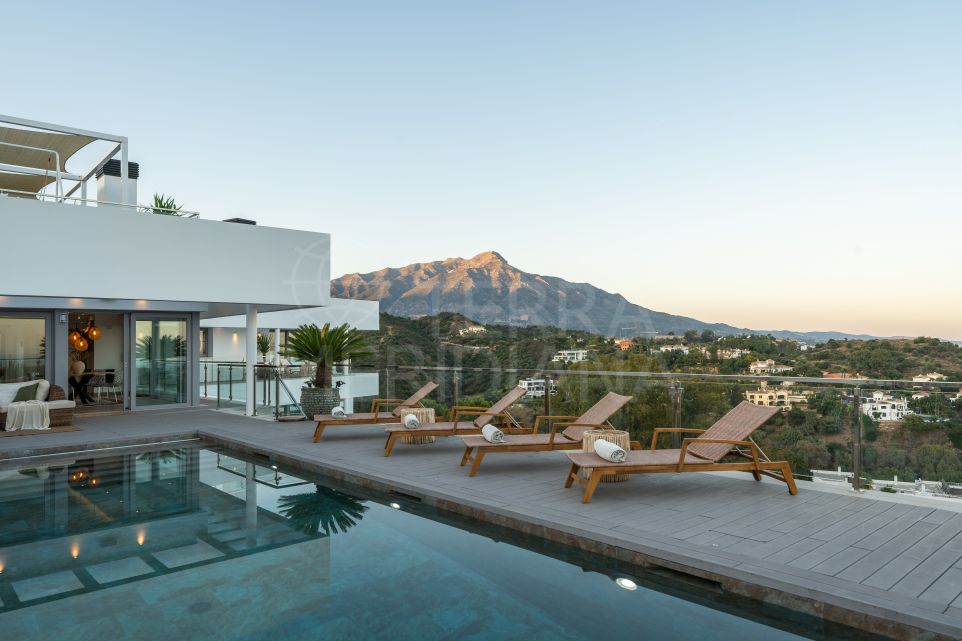 Prestigious 5-Bedroom Villa with Unparalleled Amenities for Sale in El Herrojo, Benahavis