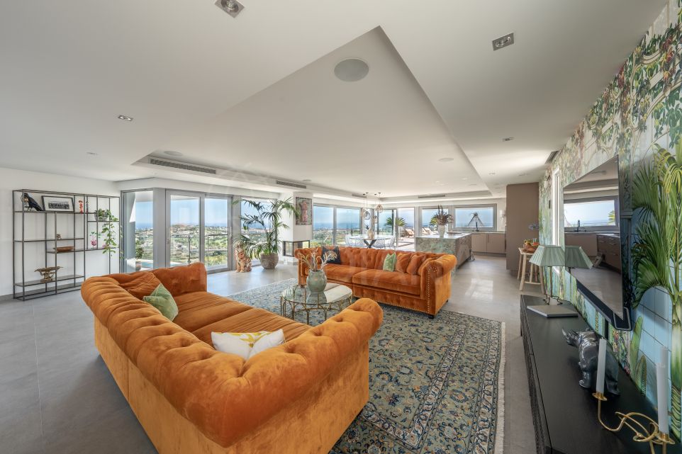 Prestigious 5-Bedroom Villa with Unparalleled Amenities for Sale in El Herrojo, Benahavis