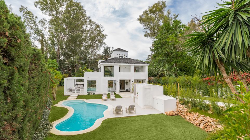 Luxury Villa with Top-Notch Amenities For Sale in Las Brisas, Nueva Andalucia, Marbella