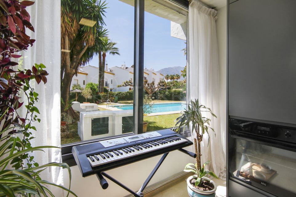 Apartamento duplex de 3 dormitorios en planta baja en venta en Seghers, Estepona