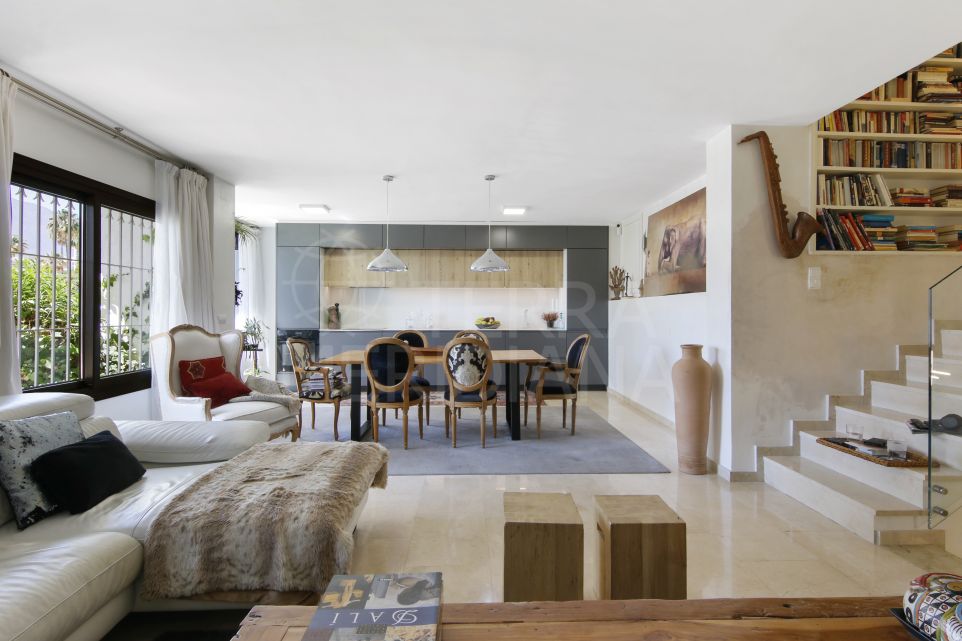 Apartamento duplex de 3 dormitorios en planta baja en venta en Seghers, Estepona