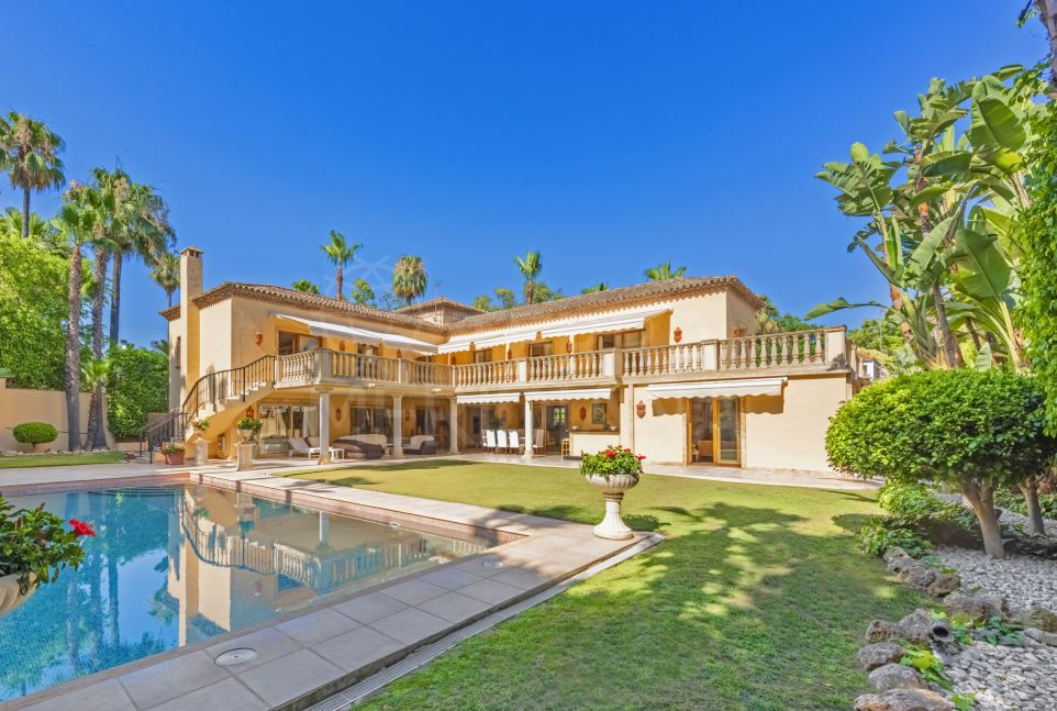 Elegante Villa Cerca de Playas y Escuelas en Venta en Las Brisas, Nueva Andalucía, Marbella